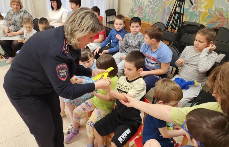 В Протвино сотрудники Госавтоинспекции посетили ребят из Реабилитационного центра накануне Дня белой трости