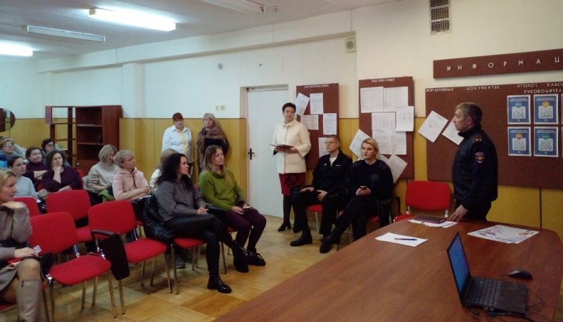 В Протвино полицейские приняли участие в общешкольных родительских собраниях